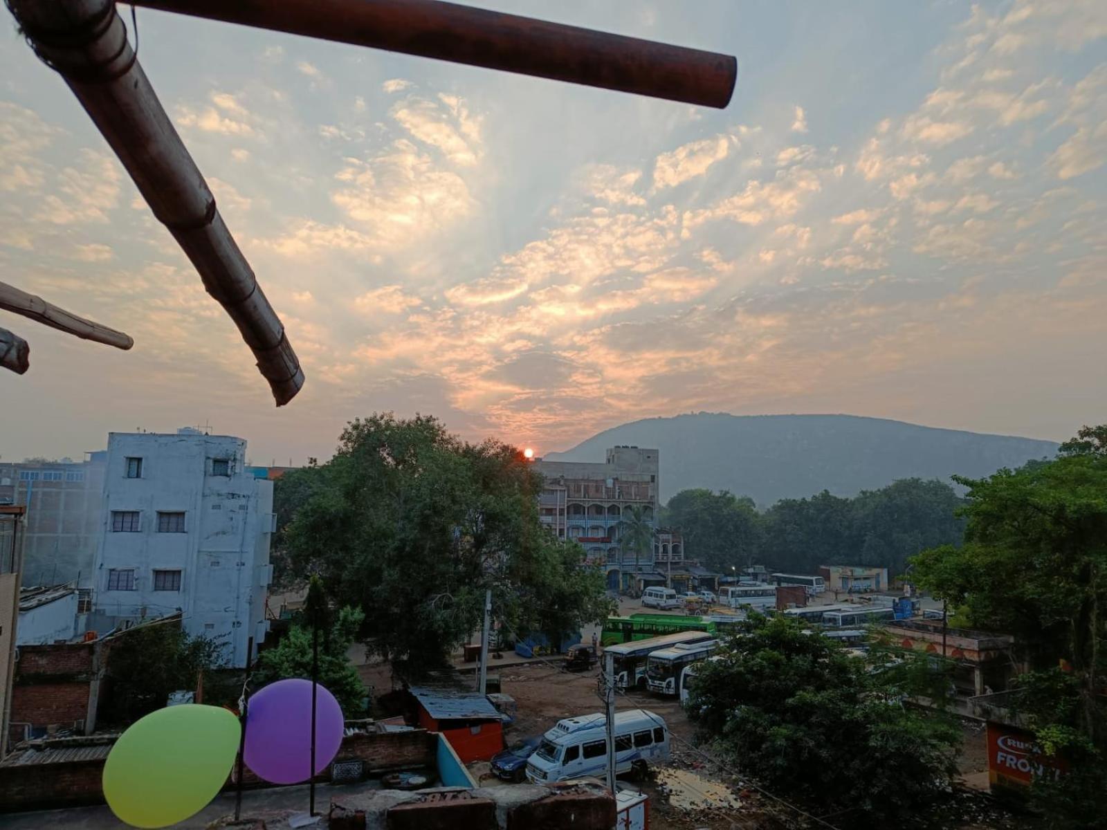 Hotel Devdoot Rājgīr الغرفة الصورة